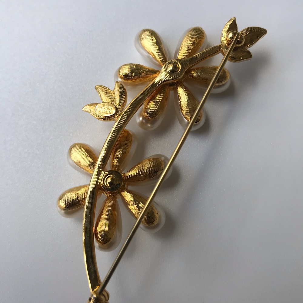 Joan Rivers Faux Pearl Flower Pin Brooch - Picture 3 of 7